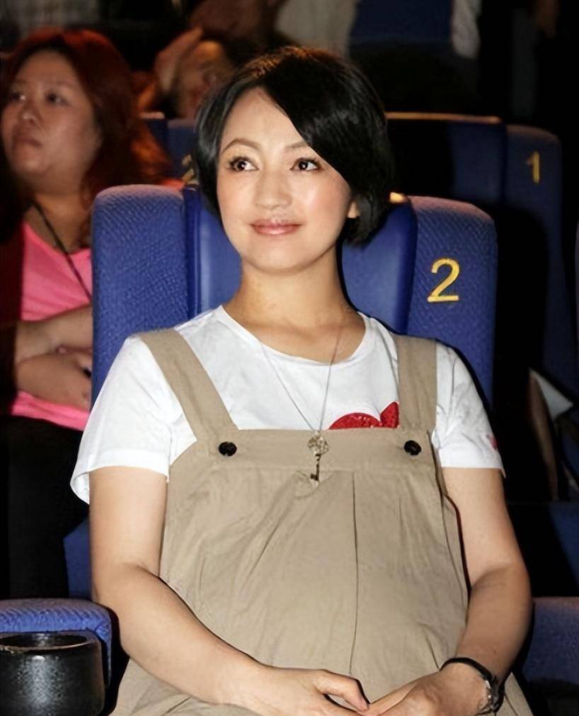 回顾罗海琼37岁嫁给华谊总裁婚后连生两女今一家四口乐融融