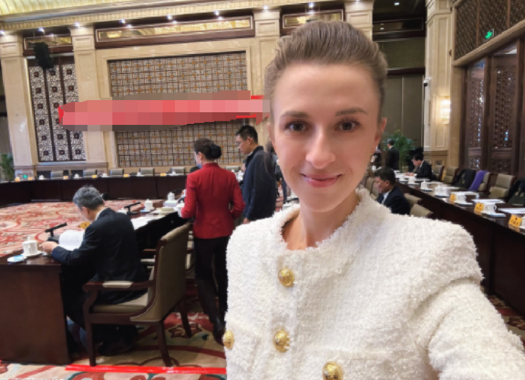 外国记者全中文报道两会网友这普通话比我还标准