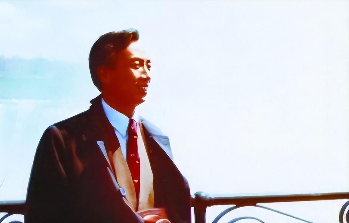 天上飞的战斗机带起的彩烟引起现场人员欢呼,身为我国高空高速歼击机