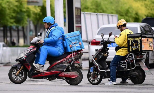 2021年80后夫妻穿校服跪地乞讨调查后二人有房有车有存款