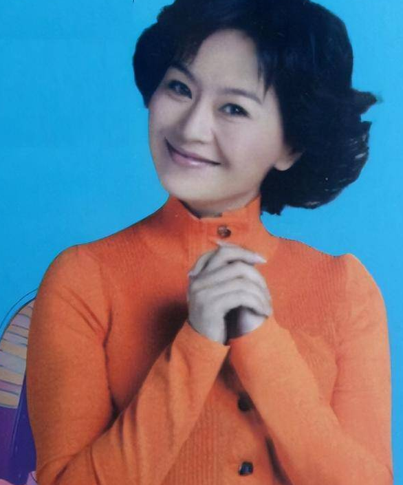回顾央视主持人鞠萍离异后44岁带儿子再嫁有苦有甜一切都值得