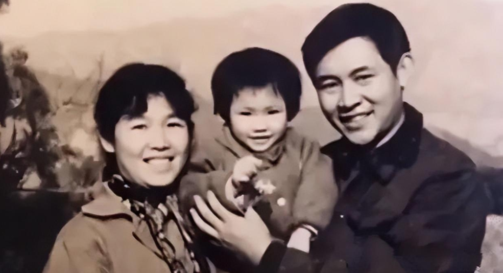 回顾李文玲因一双手套嫁给初恋携手50余年如今女儿出息是骄傲