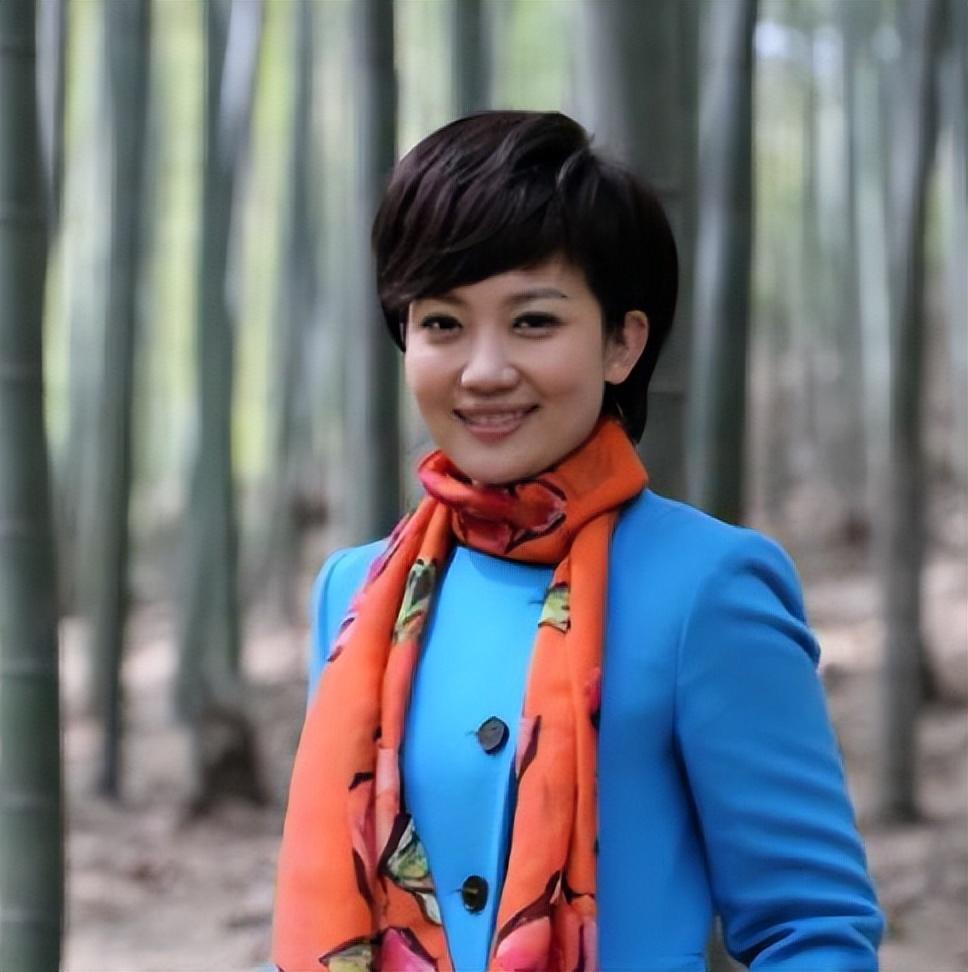 回顾央视主持人王端端嫁给同行丈夫很幸福直播时落泪被质疑