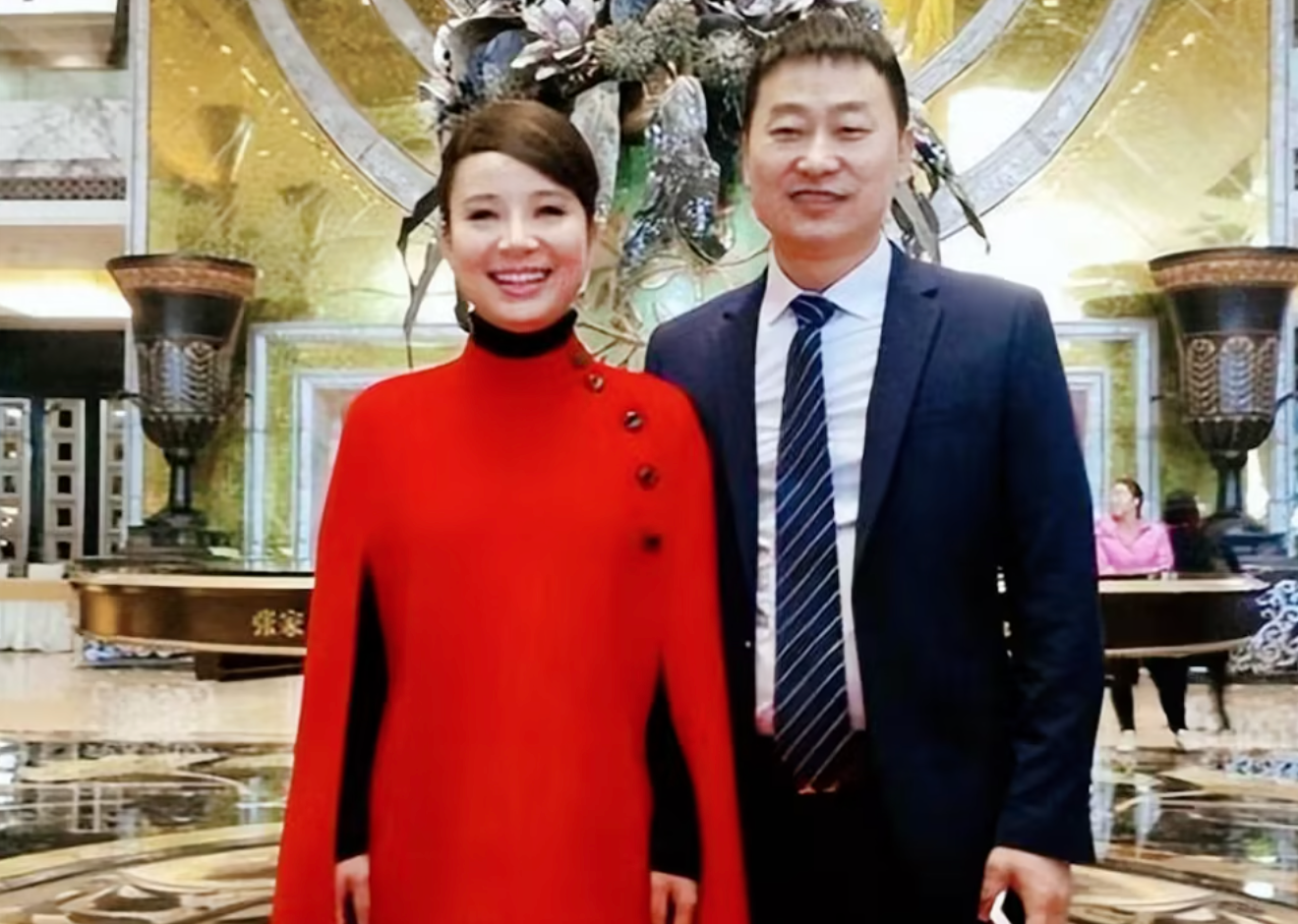 回顾盲人歌手刘赛倒贴2套别墅下嫁到农村军人丈夫愿捐献眼睛