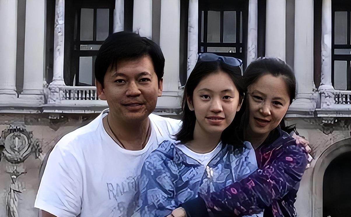 回顾何政军妻子原来他喜欢这样的女人难怪当年拒绝巩俐的示爱