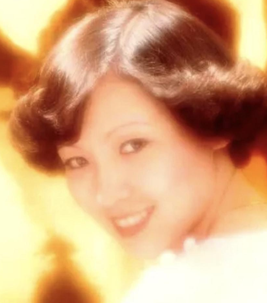 回顾王美华18岁时为钱嫁曾志伟为何在连生两胎后选择了净身出户