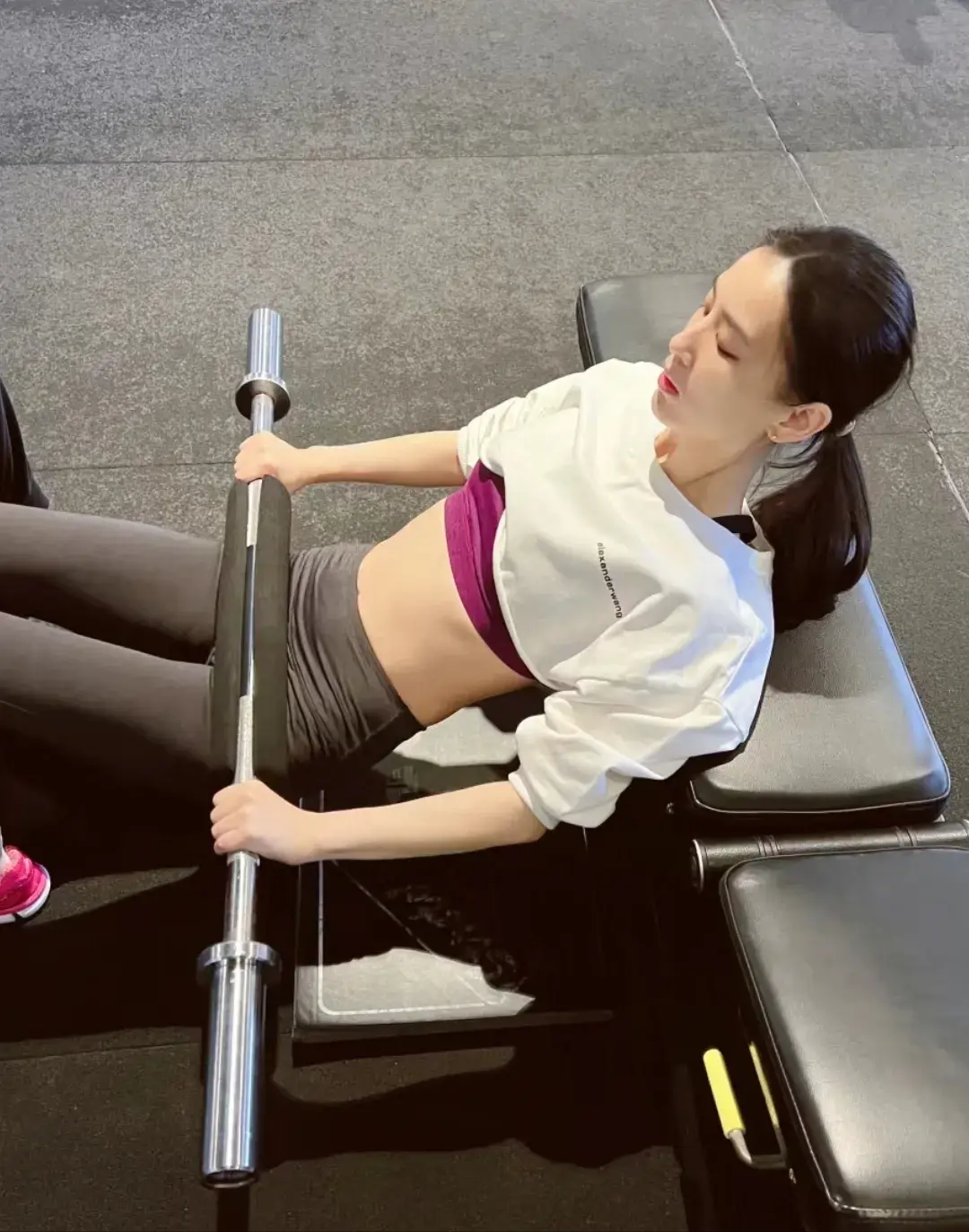 黄圣依三八节晒健身照穿红色鞋子抢眼生两个儿子依然蚂蚁腰