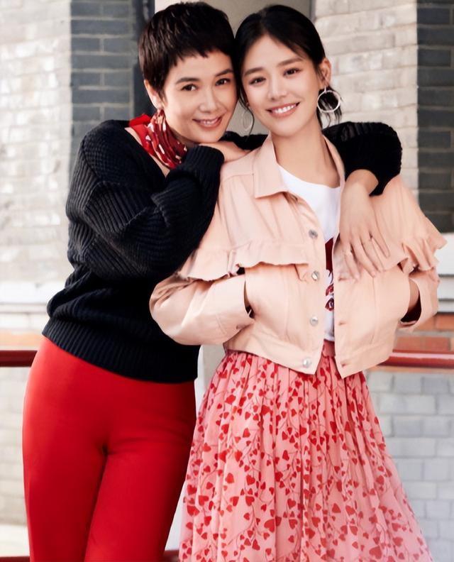 回顾蒋雯丽母亲生三个女儿二女儿漂亮小女儿婚姻让她操碎心