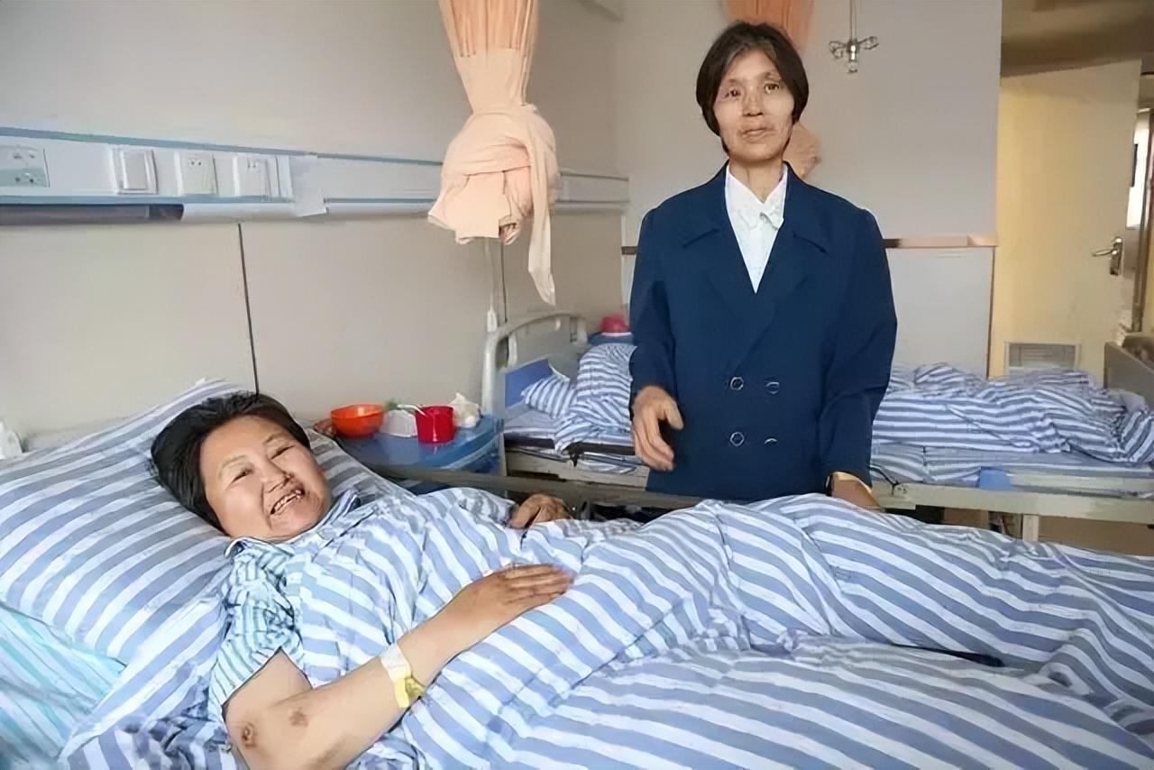 回顾姑娘出车祸成植物人被家人放弃扔医院女护工无偿照顾20年