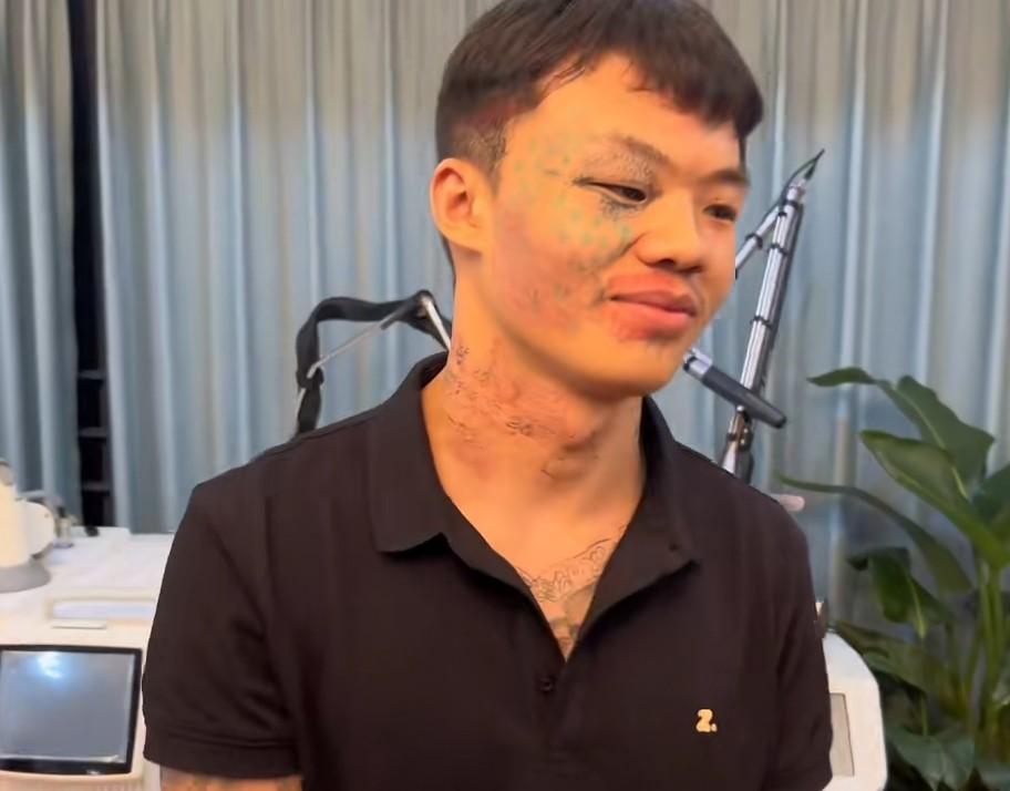 2020年满脸纹身的14岁少年被父亲逐出家门如今怎样了