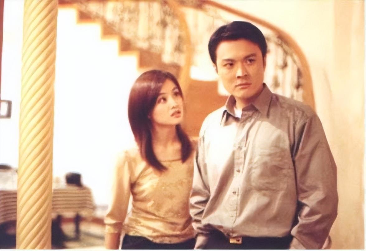 回顾于小伟与高圆圆分手后翻红一个娶妻生子一个高龄产女