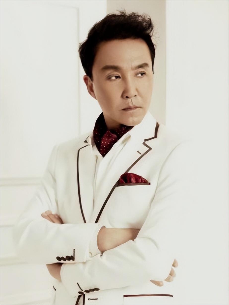 回顾一级演员吴刚娶初恋岳秀清恩爱32年今明星儿子成了烦恼