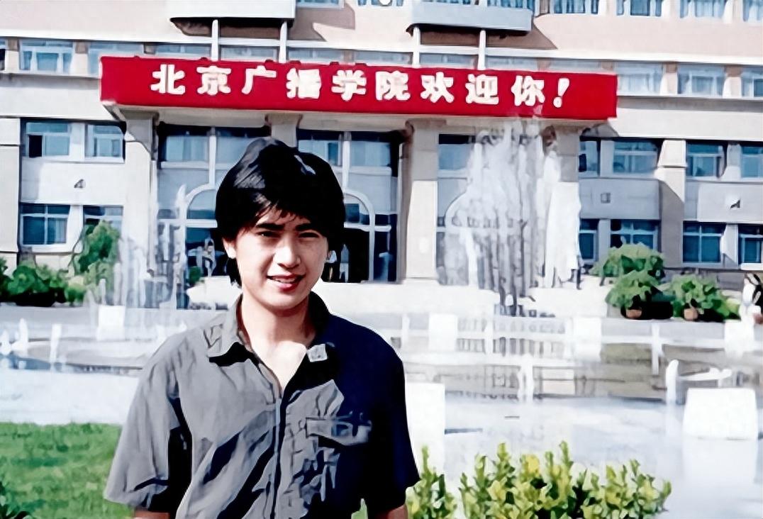 杨帆1981年出生于辽宁铁岭,父母的工作都与艺术相关,所以在这种氛围中