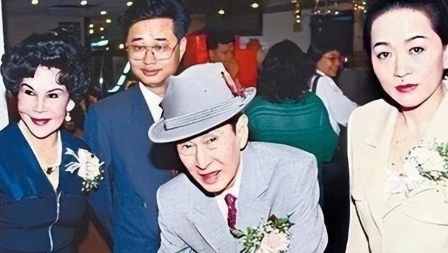 回顾邓兆尊三女共侍我每人每月拿50万工资每周有一天休息时间