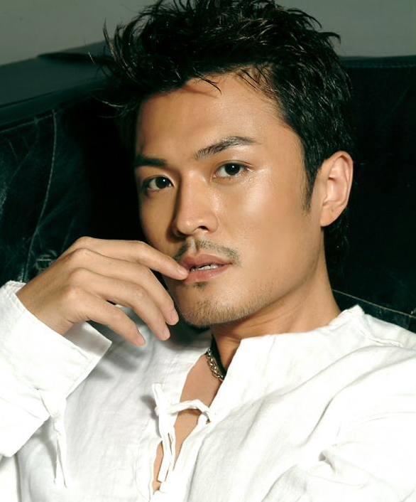 回顾于小伟与高圆圆分手后翻红一个娶妻生子一个高龄产女