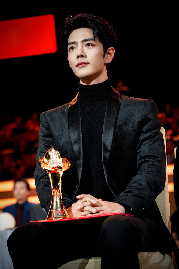 肖战新剧上热搜!被疑大男主变大女主剧?粉丝:请看官方