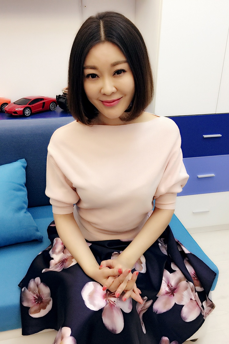 更是成为了《交换空间》的主持人,因为王小骞主持,让大家都看到了新的