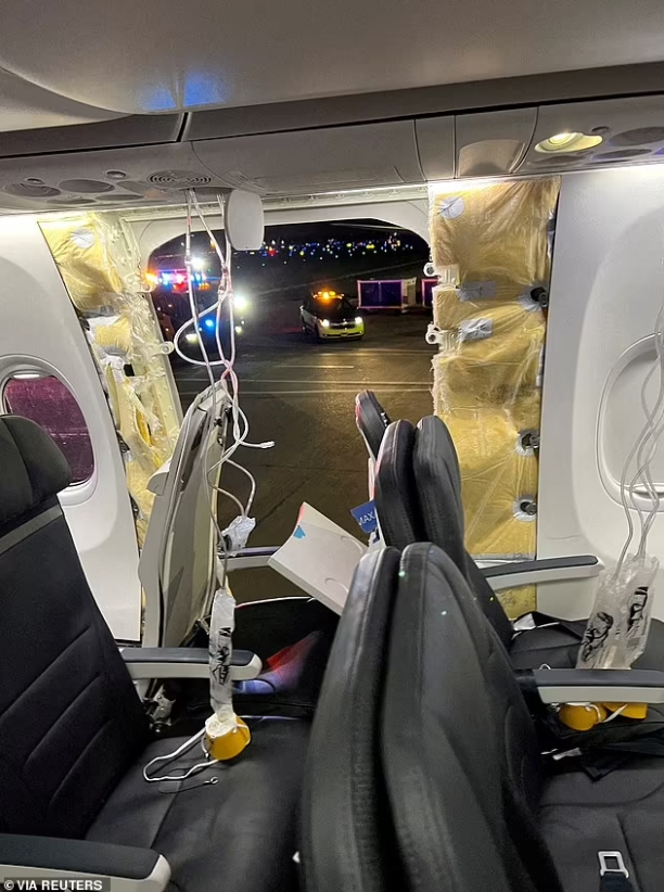 波音飞机又出事轮胎从天而降砸瘪整辆车这都今年第四回了