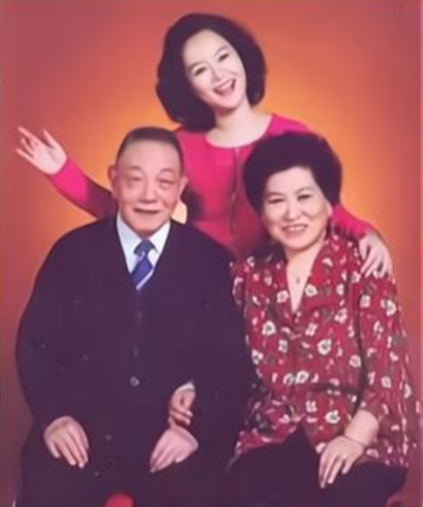 回顾央视主持人鞠萍离异后44岁带儿子再嫁有苦有甜一切都值得