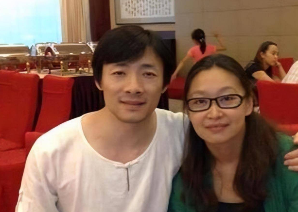 回顾演员祖峰娶教师刘天池结婚13年无子女生活依旧幸福美满