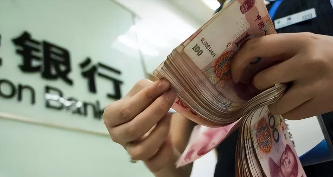 2013年杨大妈在银行存了1300万一年后来取却发现存折里钱没了