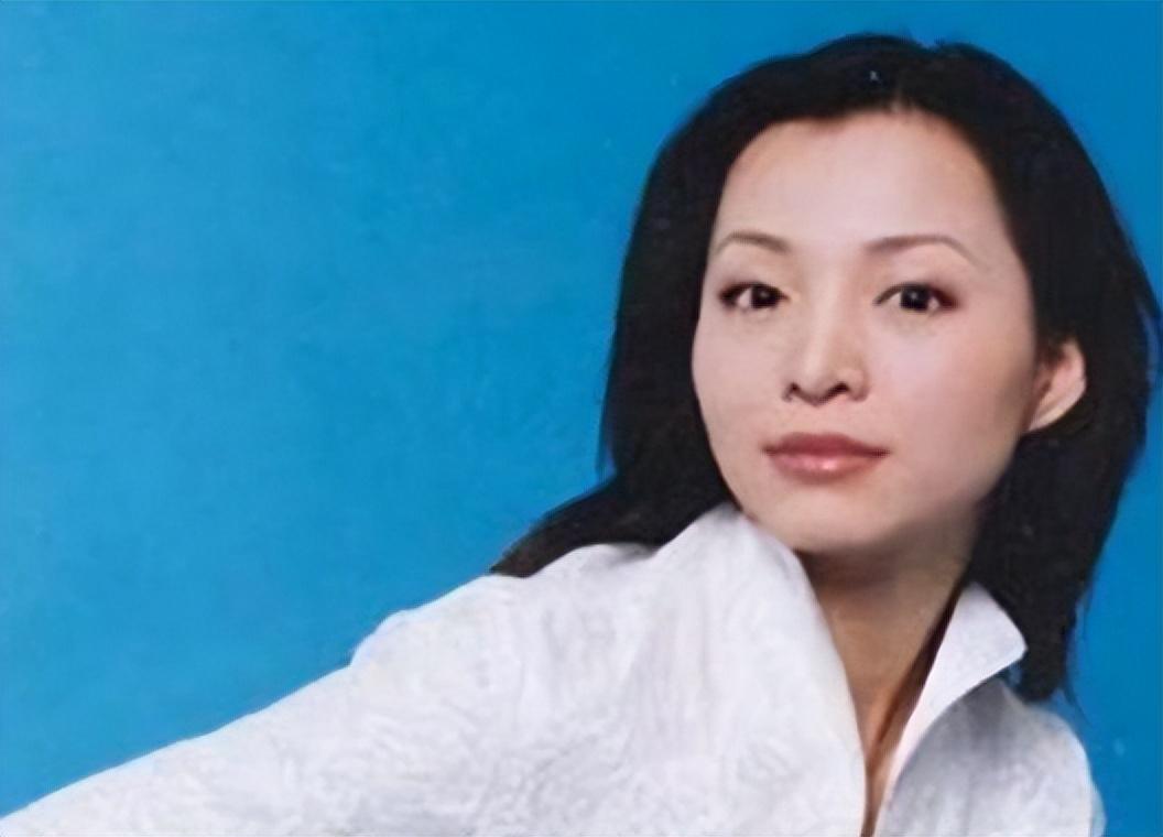 同是央视主持人55岁杨澜和50岁董卿已走上两条截然不同的路