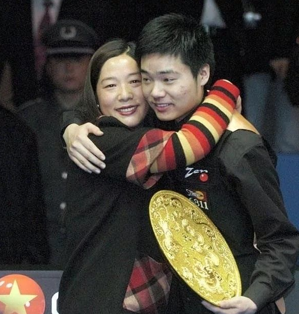 丁俊晖的妻子张元元40多岁依旧韵味十足