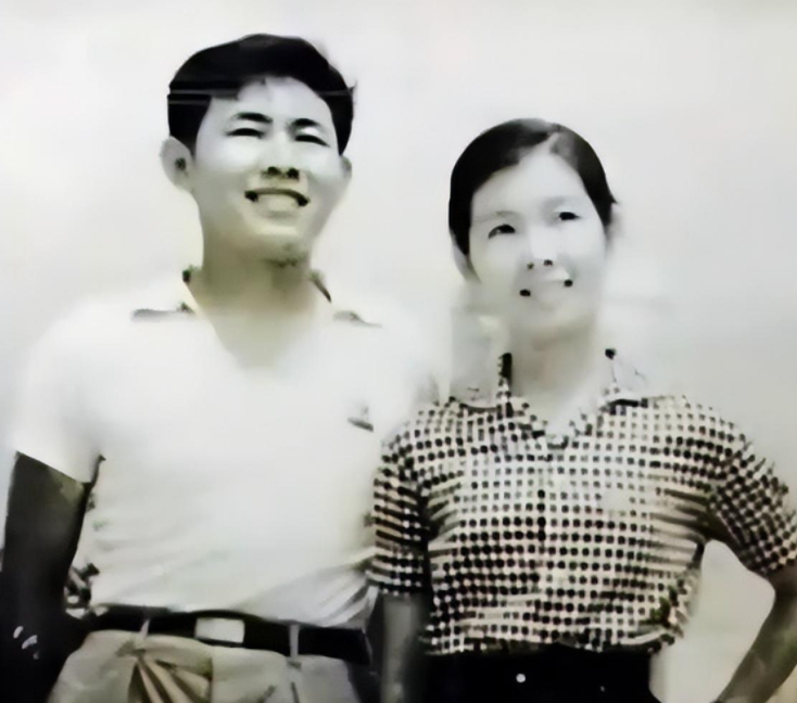回顾李文玲因一双手套嫁给初恋携手50余年如今女儿出息是骄傲