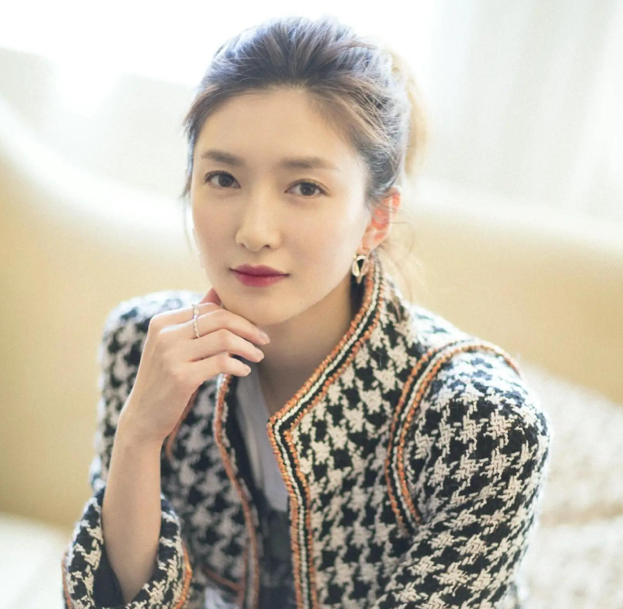 回顾女神江疏影被王传君说是平庸的美女一手好牌打的稀烂