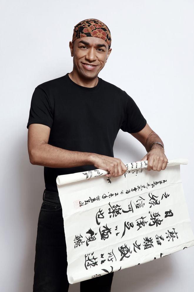 在妻子雪华的影响下,马克还对中国的书法颇有研究,现在已经可以写出