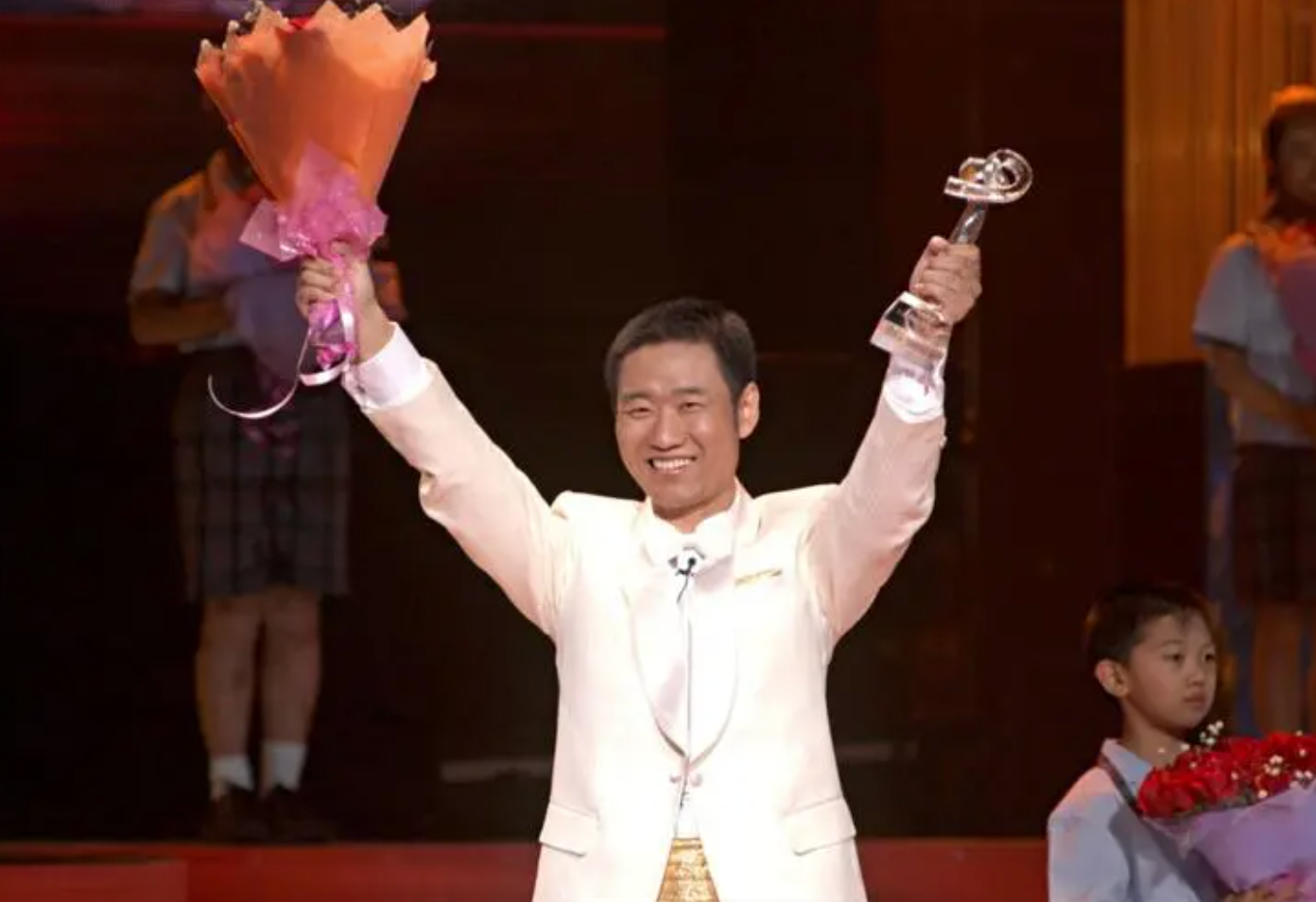 回顾深圳玫瑰邢丹葬礼和老公丛飞合葬5岁女儿痛哭千人送别