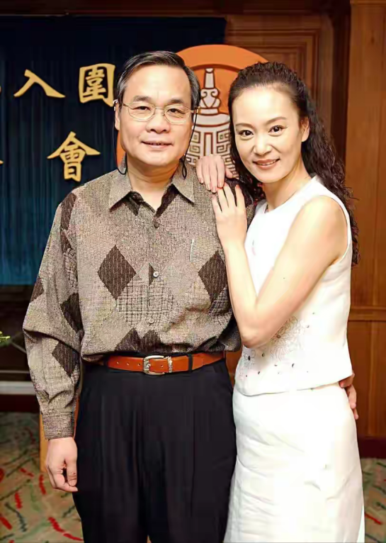 回顾刘雪华独居13年全天开电视她的寂寥背后是多少人的痛