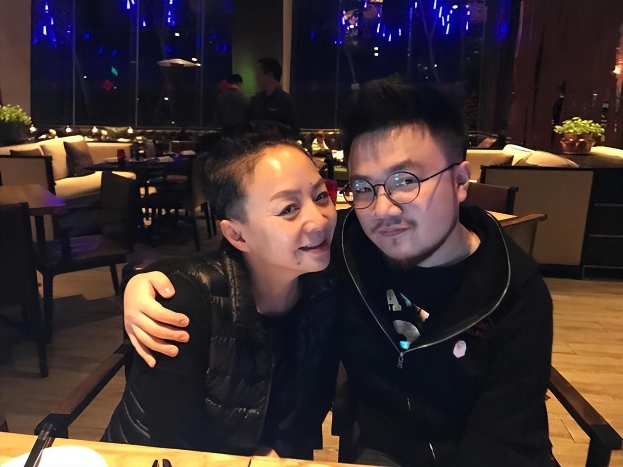 回顾王博谷嫁小七岁巴图生两子与强势婆婆宋丹丹亲如姐妹