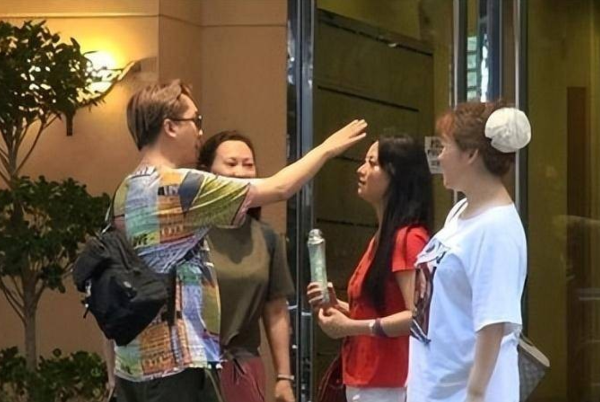 邓兆尊和三个女朋友
