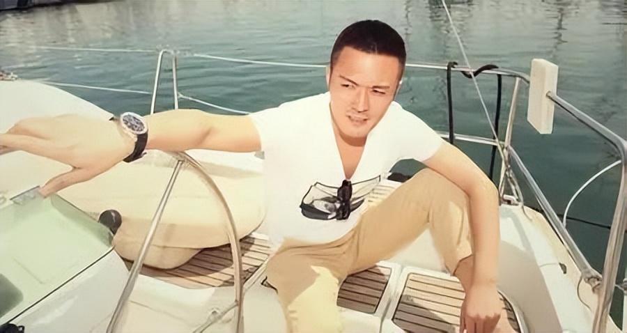 回顾于小伟与高圆圆分手后翻红一个娶妻生子一个高龄产女