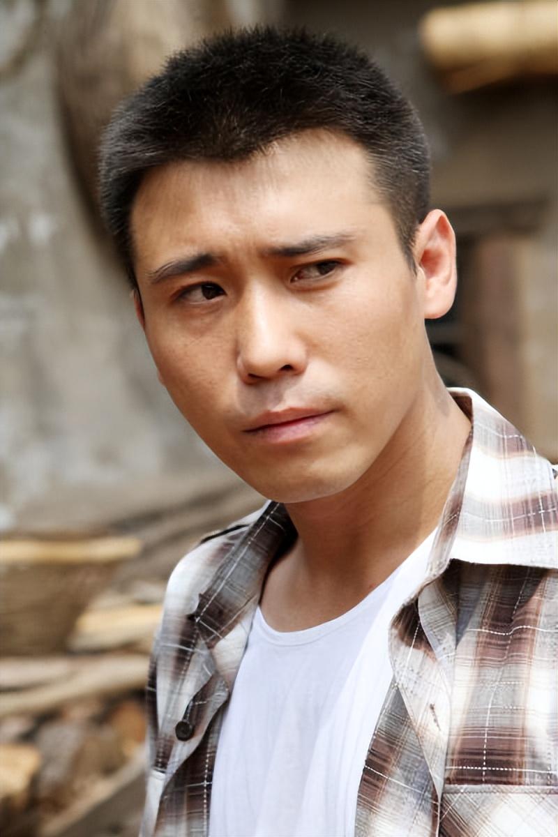 回顾李乃文曾不温不火娶圈外妻子年近五十慢慢变知名演员