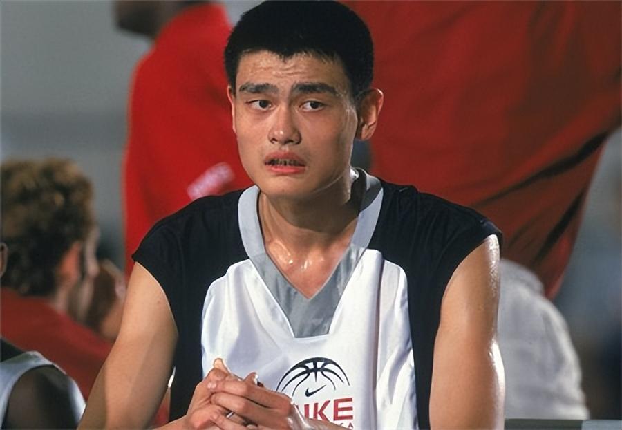 篮球巨星姚明在曾经很长一段时间内,是中国家喻户晓的人物,很多人知道