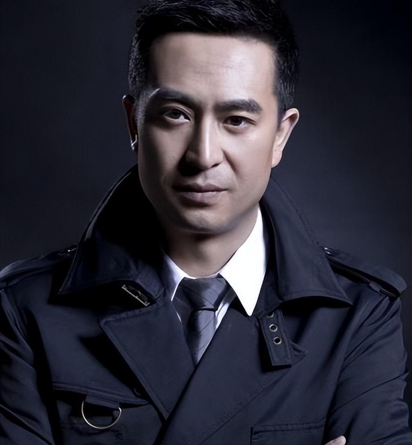 让广大观众认识了张嘉译,好像他三十几岁的时候就是现在的大叔模样