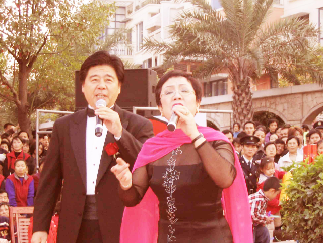 回顾王洁实娶王晓红为妻结婚46年零绯闻今一家三口其乐融融
