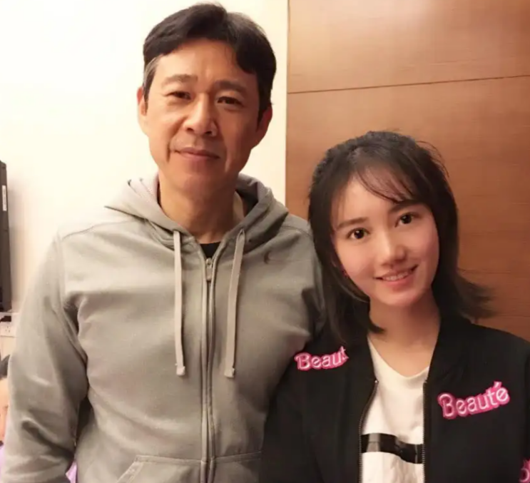 回顾张丰毅对吕丽萍和儿子漫不经心却将小12岁的霍凡宠成宝