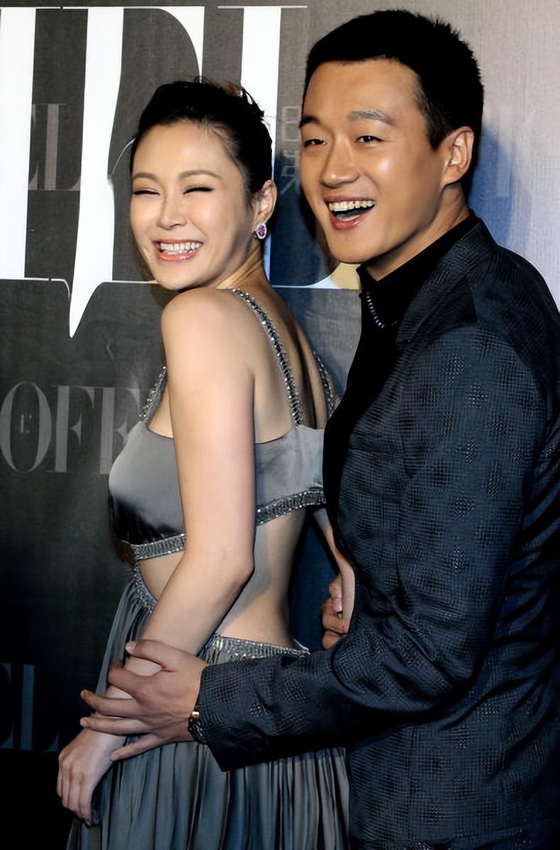 回顾关悦曾被佟大为分手复合后8年为对方生3胎用泪水换幸福