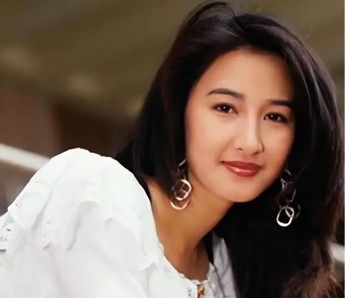 关咏荷已经成了这家公司的一姐,出演的都是影视作品中的女主角
