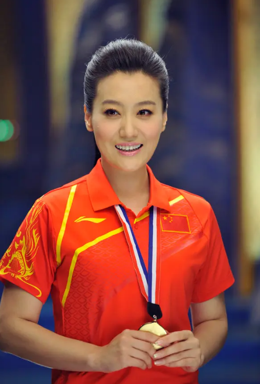 回顾军旅歌手谭晶嫁大9岁科学家老公生双胞胎活成人生赢家