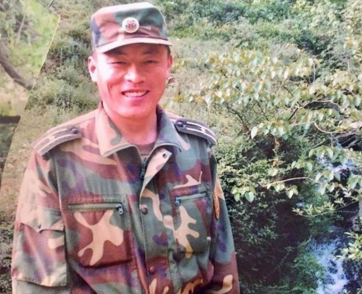 18年,汶川地震幸存男孩寻救命恩人,想穿军装向他敬礼,找着没?