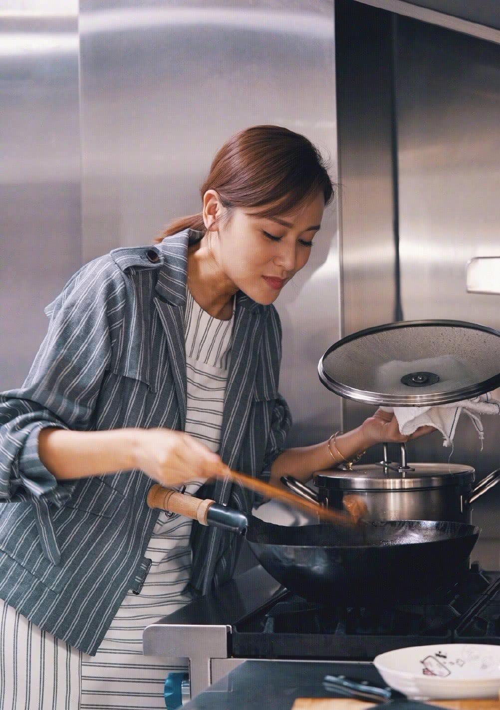 回顾叶一茜23岁嫁给田亮结婚15年儿女双全今成富豪婆婆认可