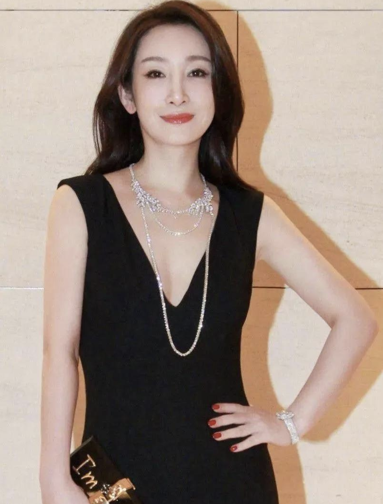 回顾影后秦海璐:每月给丧子丧夫的婆婆生活费,以后我就是您亲女儿