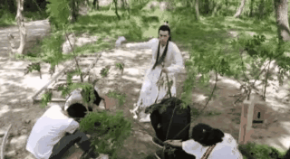 他的想象力,他一边呼喊着"架",一边摇晃身体,生动地演绎了骑马的场景