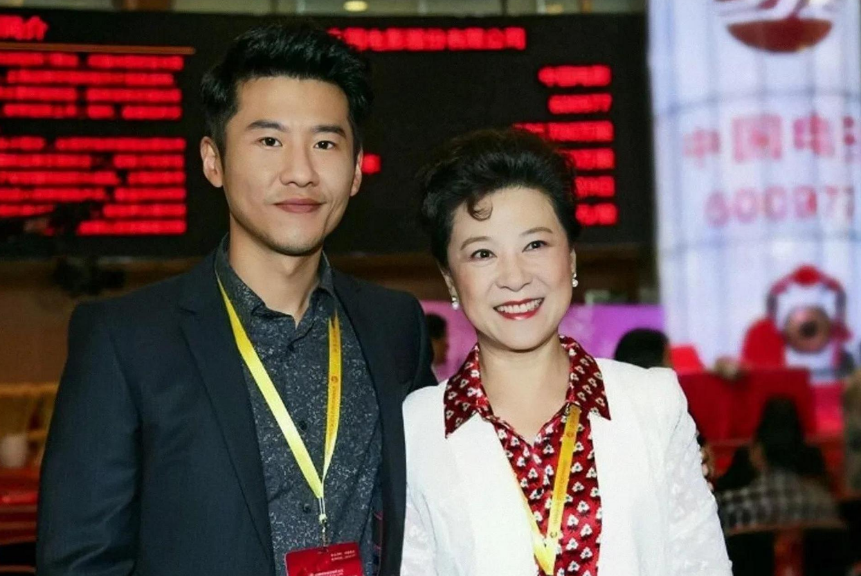 本来王骁高中毕业,报考了一个艺术学校,一心想成为专业演员.