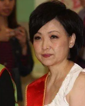 回顾王美华18岁时为钱嫁曾志伟为何在连生两胎后选择了净身出户