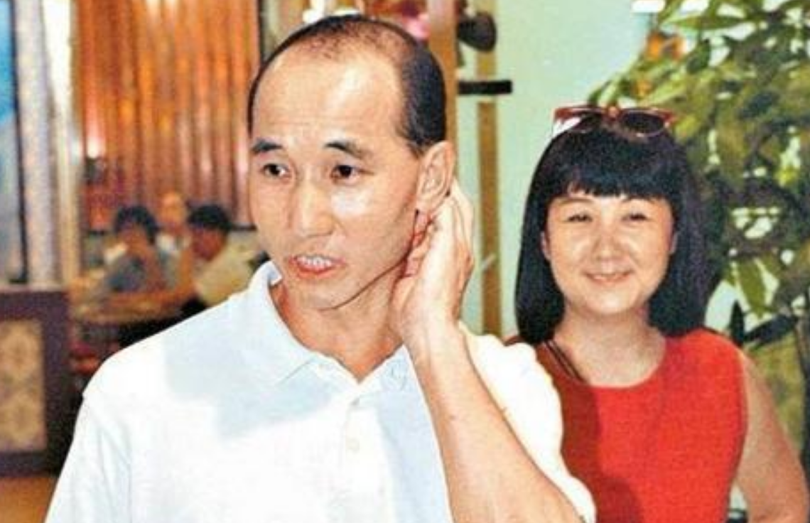 而之所以改了名字,是因为他遇到了后来的妻子,唐书琛.